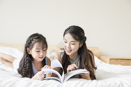 陪伴女孩和母亲一起看书背景