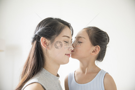 女孩亲吻母亲图片