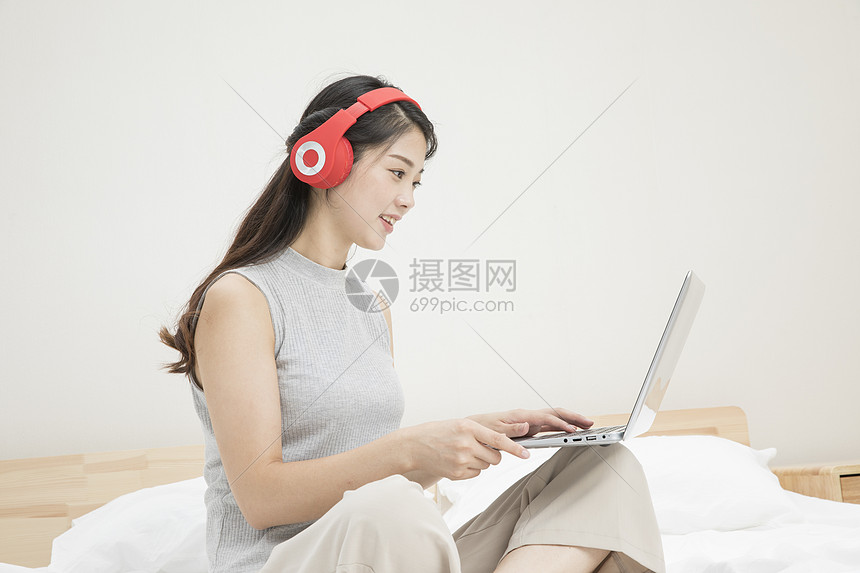 戴耳机听音乐的女孩图片