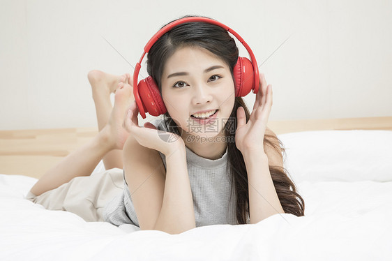 戴耳机听音乐的女孩
