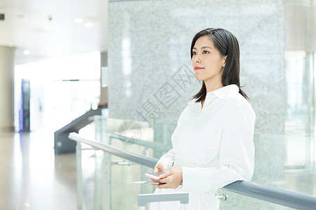 时尚袜子机场候机的女孩背景