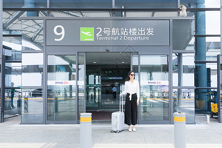 气质美女大门前的女孩背景