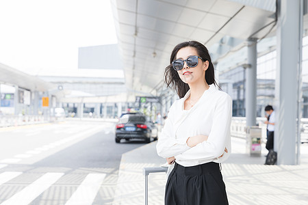 路边候车的女孩图片