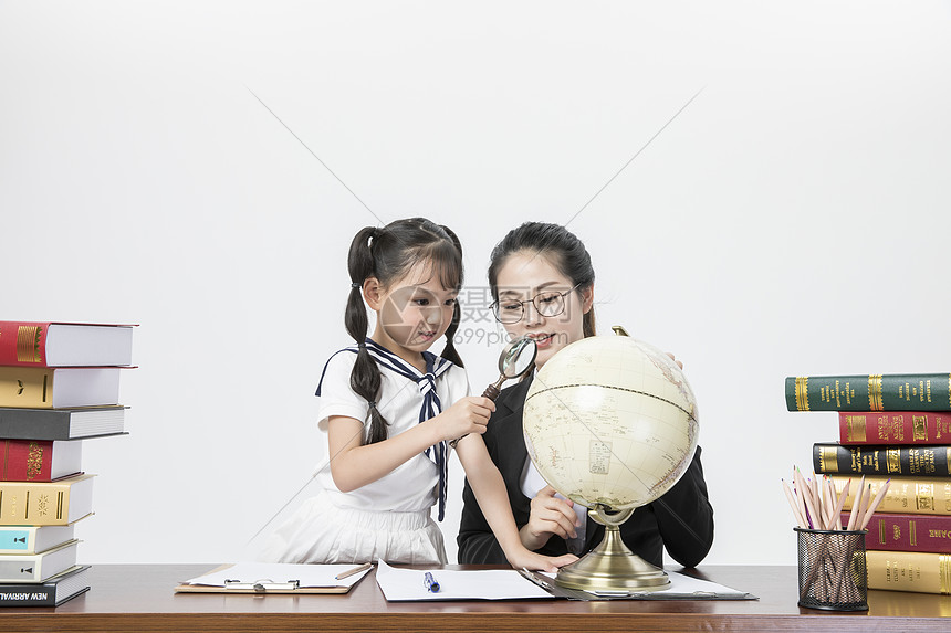 女教师和学生图片