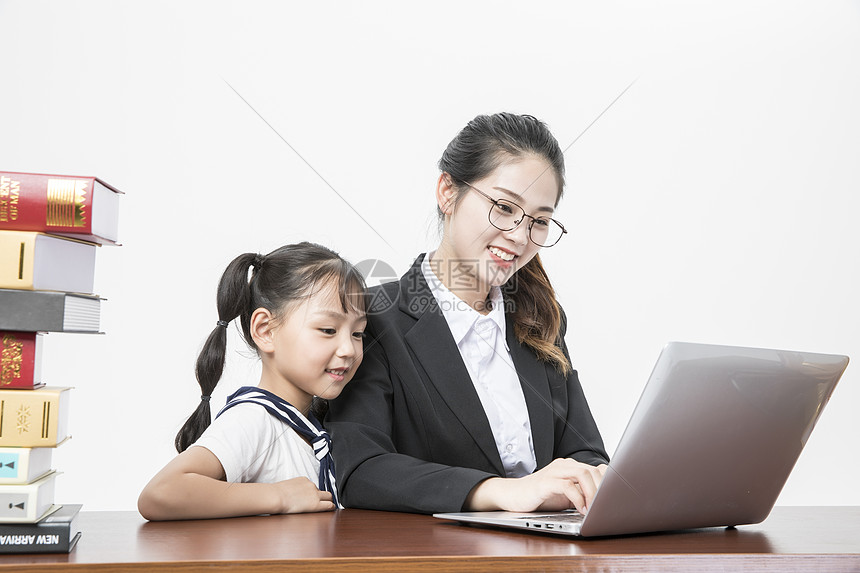 女教师和学生图片