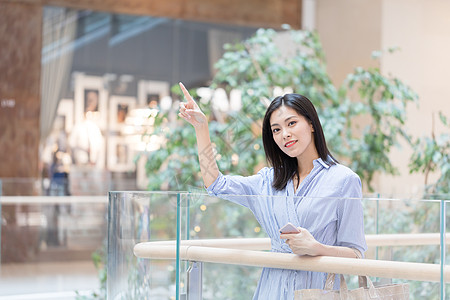 时尚街拍逛街的女孩背景