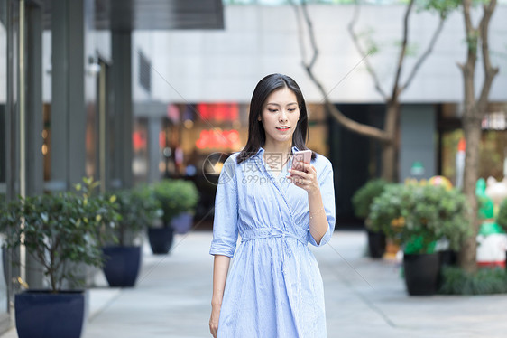 逛街的女孩图片