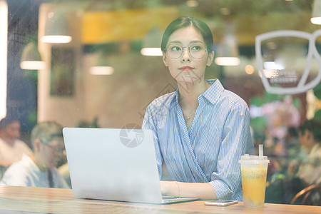 办公鼠标休闲的商务女性背景