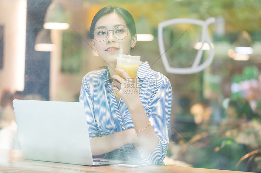 休闲的商务女性图片