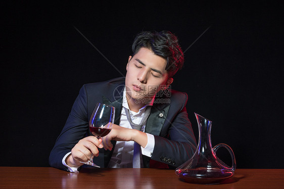 男士喝酒醉酒