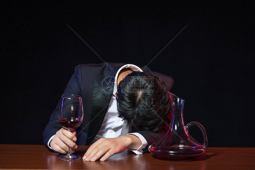 男士喝酒醉酒