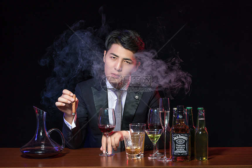 商务男士酒吧喝酒图片