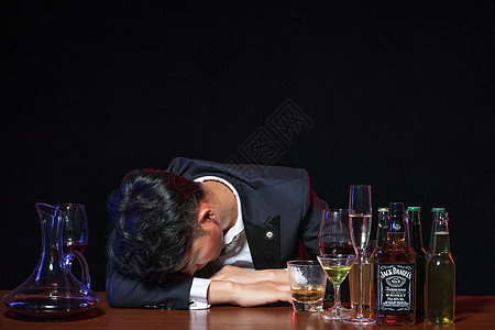 男士喝酒醉酒背景图片