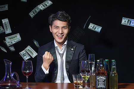 商务男士金融喝酒图片