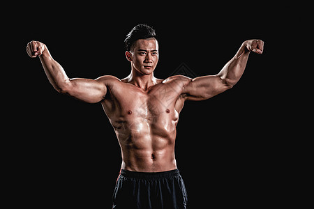 心系球队，养伤的穆西亚拉社媒晒在家中观看拜仁vs巴黎