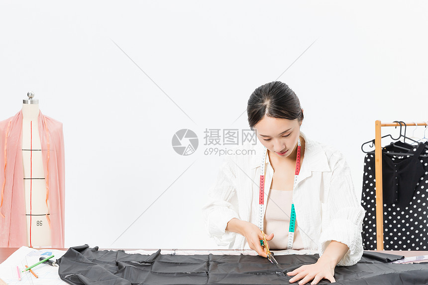 女设计师服装裁剪图片