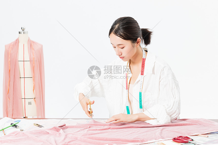 女设计师服装裁剪图片