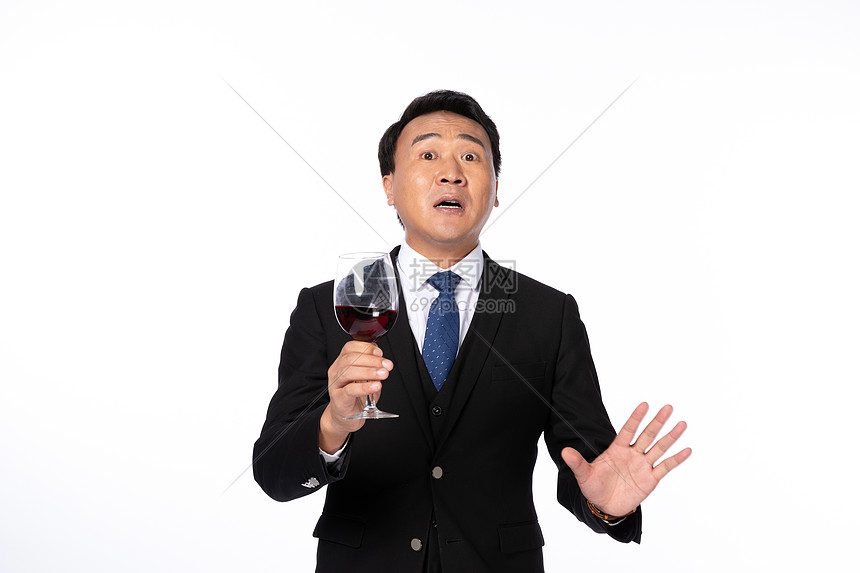 商务男手拿酒杯图片