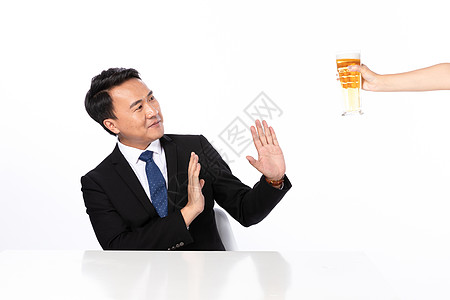 商务男拒绝饮酒图片