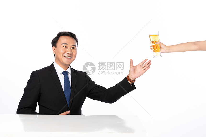 商务男与啤酒图片