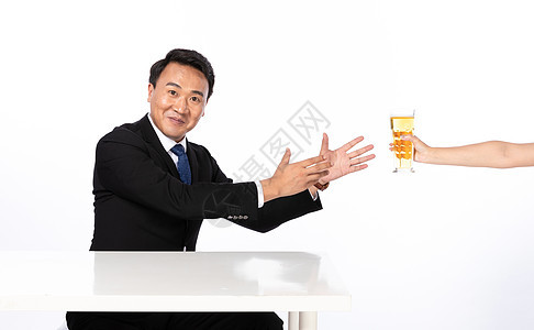 商务男与啤酒图片