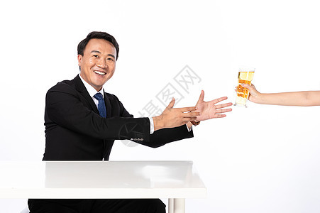 商务男与啤酒图片