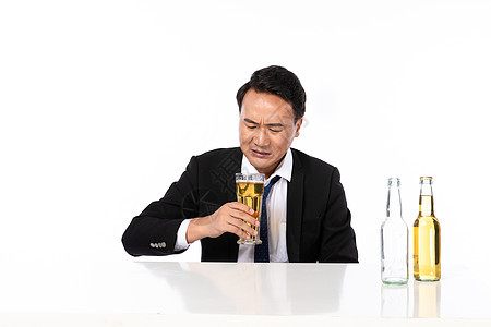 商务男喝啤酒形象图片