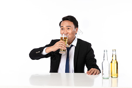 商务男喝啤酒形象图片