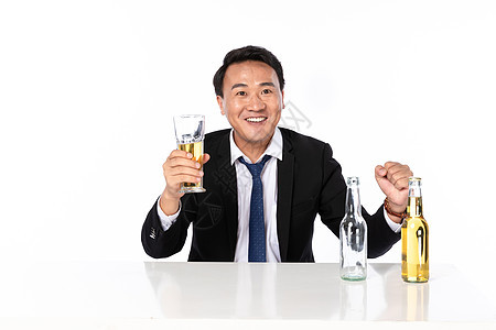 商务男喝啤酒形象图片