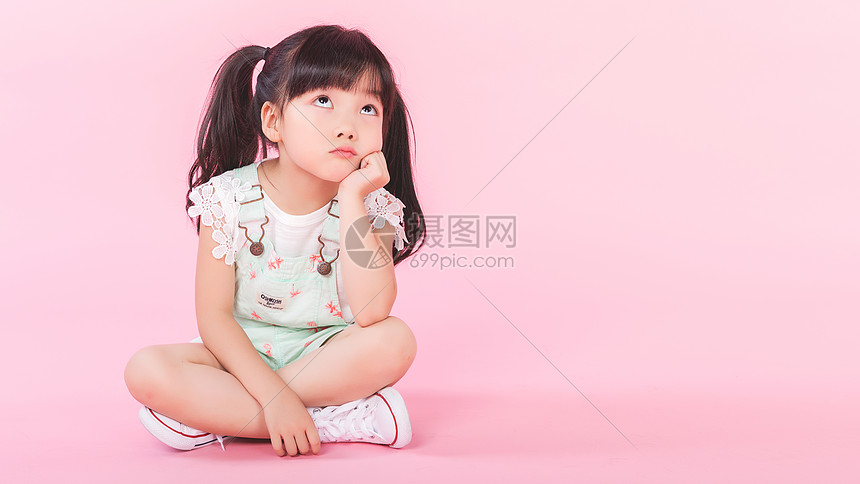 小女孩托腮思考