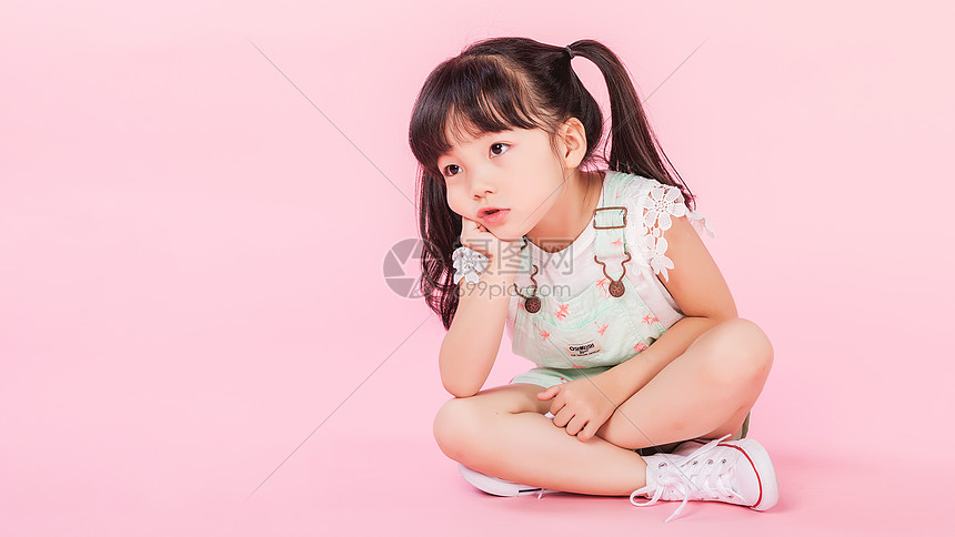 小女孩托腮思考