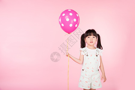 可爱女孩拉着气球图片