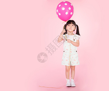 可爱女孩拉着气球背景图片