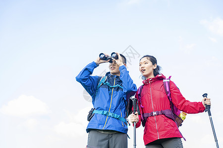 情侣徒步旅行图片