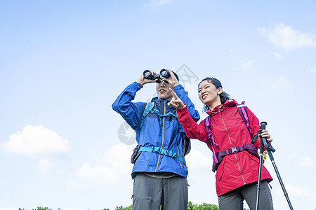 情侣徒步旅行图片