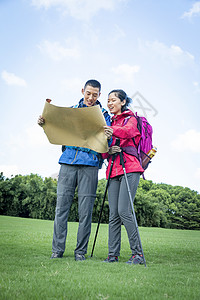 情侣徒步旅行看地图高清图片