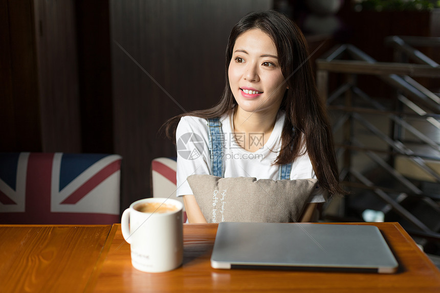 美女咖啡馆看书图片