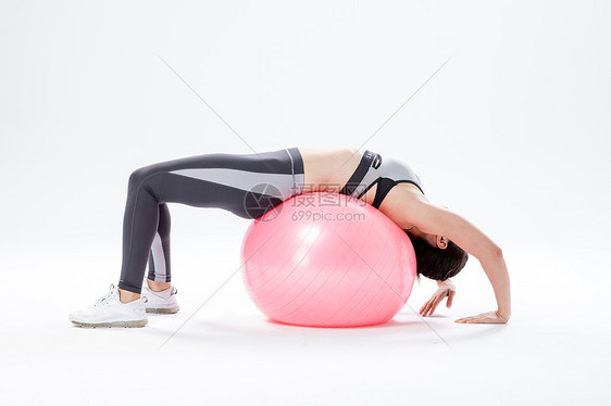 瑜伽球健身女性图片