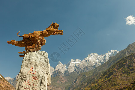 云南旅游景区虎跳峡标志石虎背景