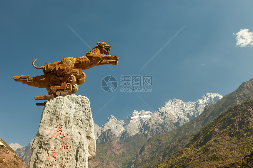 虎跳峡标志石虎图片