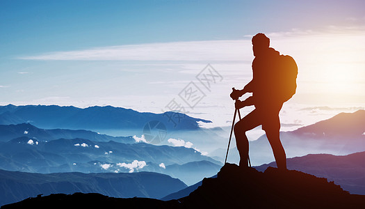 登山者山峰剪影高清图片