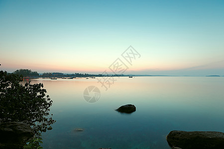 柬埔寨西哈努克港-静谧海黄昏背景