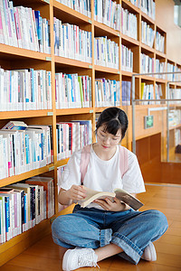 图书馆看书的女生背景图片
