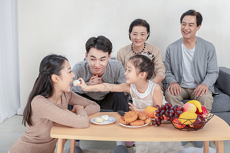 做月饼的孩子中秋家人团聚吃月饼背景