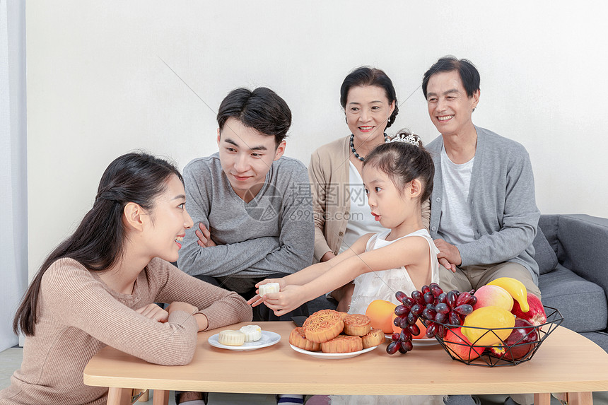 中秋家人团聚吃月饼图片