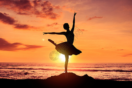 瑜伽美女夕阳下跳芭蕾设计图片