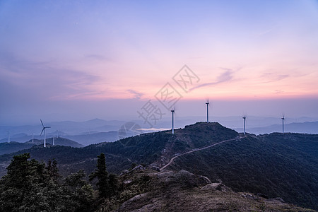 霞光下的黄石仙居顶风车和盘山公路图片