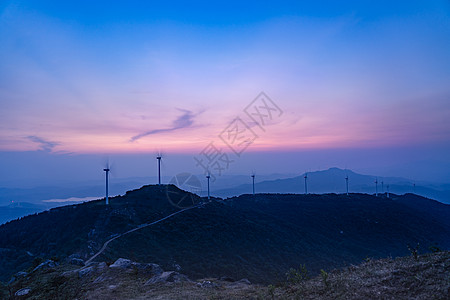 威海仙姑顶风光霞光下的黄石仙居顶风车背景