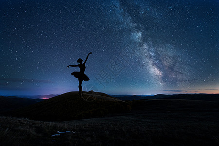 草原星空星空下的芭蕾舞者设计图片