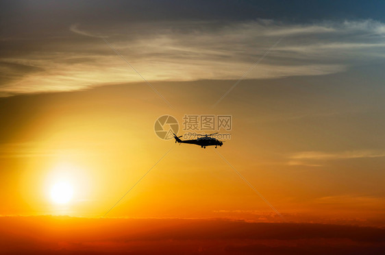 夕阳下飞行的战斗机图片